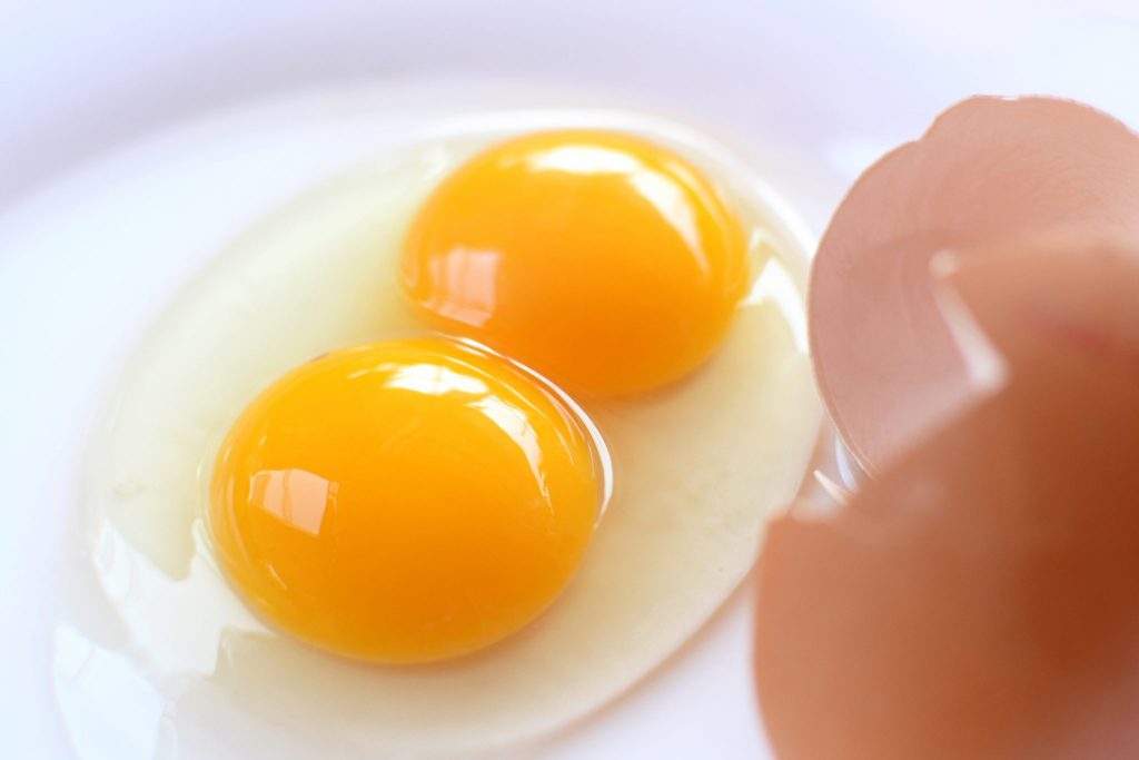 Lòng trắng trứng gà có tác dụng gì với sức khỏe con người