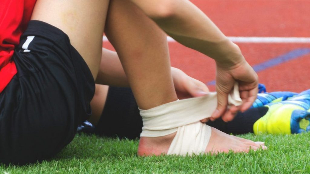 Băng bảo vệ cổ chân- Giải pháp tránh chấn thương bóng đá