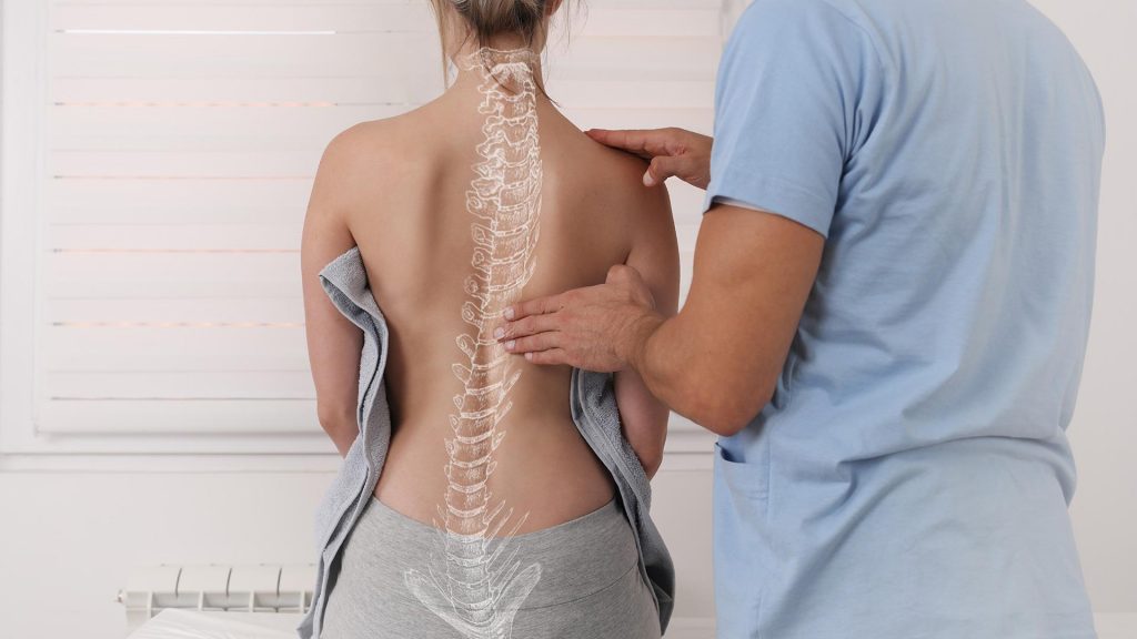 Giải đáp thắc mắc: Gù lưng có chữa được không?