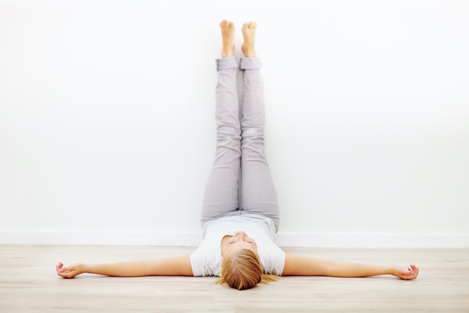 Tư thế Yoga nâng chân lên tường