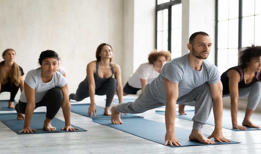 Làm thế nào để dạy 1 lớp yoga hỗn hợp cấp độ