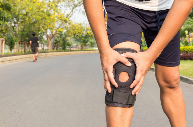 Típ sử dụng đai bảo vệ khớp gối để không bị đau khi đi bộ hoặc vận động mạnh